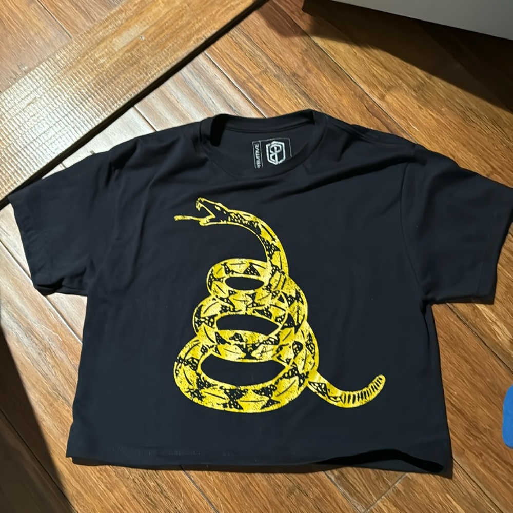 Born primitive excellent use condition crop T-shirt